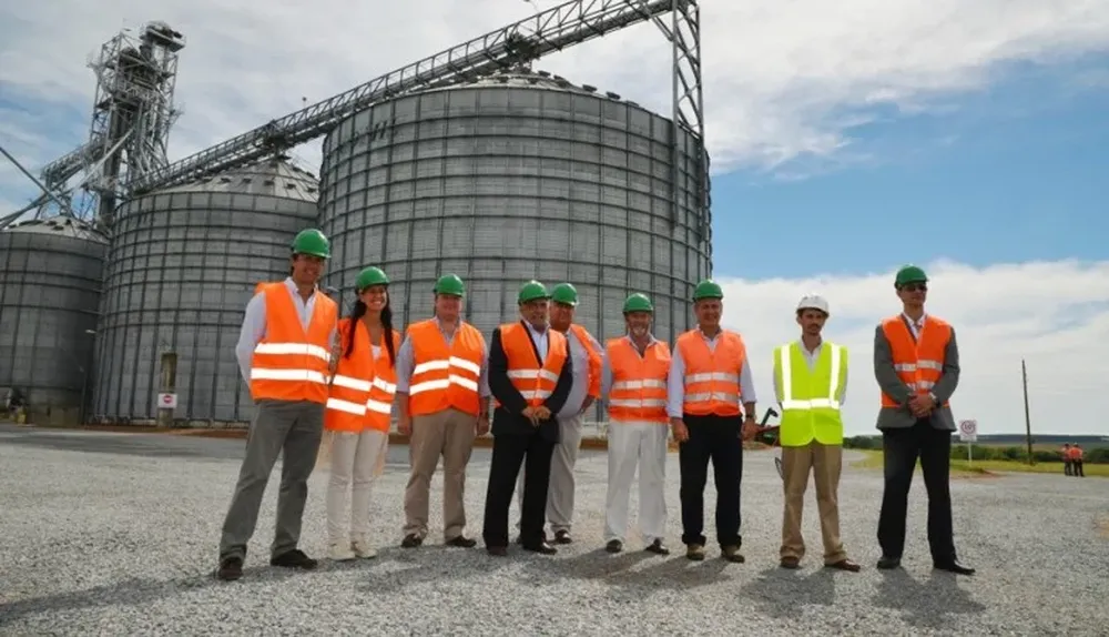 Los responsables de LDC junto a las autoridades al frente a la planta