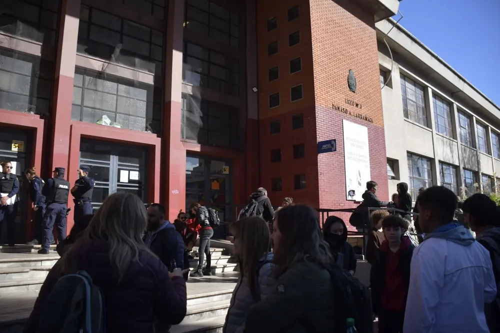 Archivo, mayo de 2022: Paro de Secundaria y ocupación por los profesores en el Liceo Dámaso