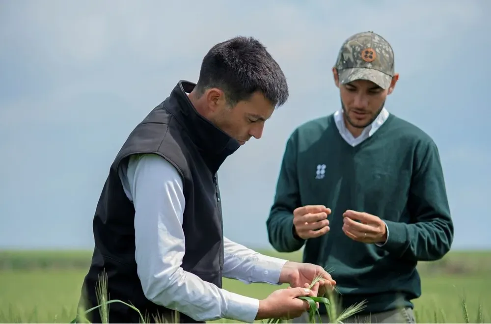 Responsable de Producción de Semillas Ing. Agr. Esteban Guigou, Responsable en I+I+D innovación, Investigación y Desarrollo Ing. Agr. Enrique Ferrari.