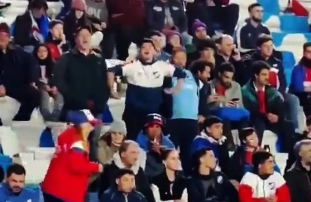 Un hincha de Nacional fue captado haciendo gestos de mono a los seguidores de Internacional de Porto Alegre