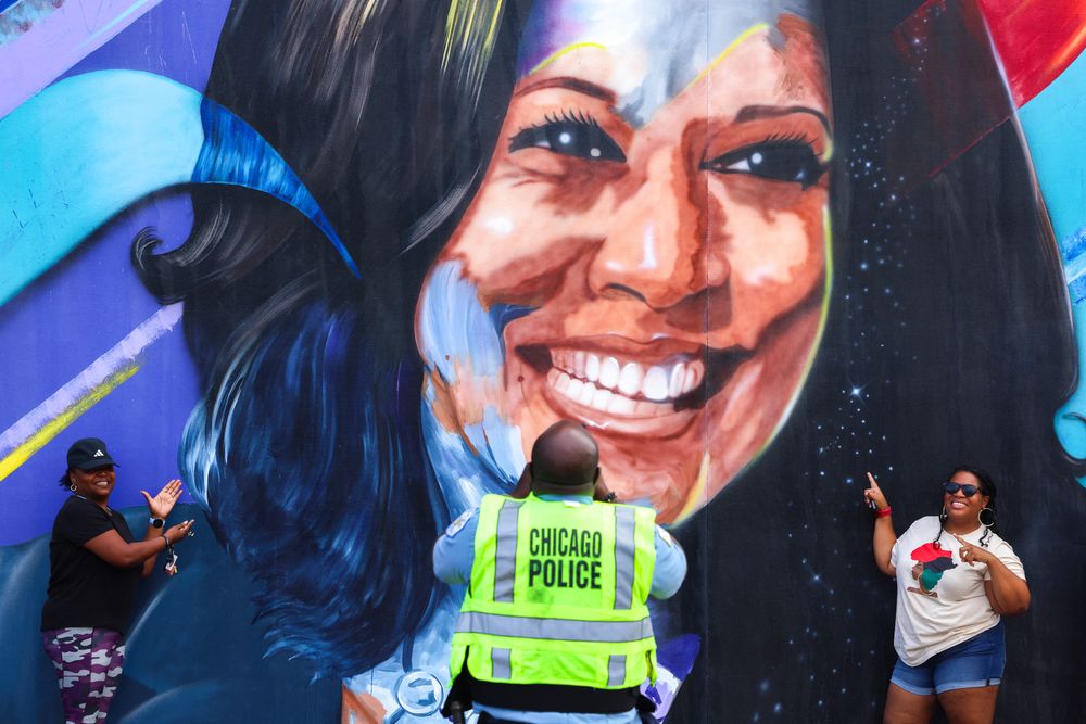 Dos mujeres posan frente a un mural de Kamala Harris en Chicago