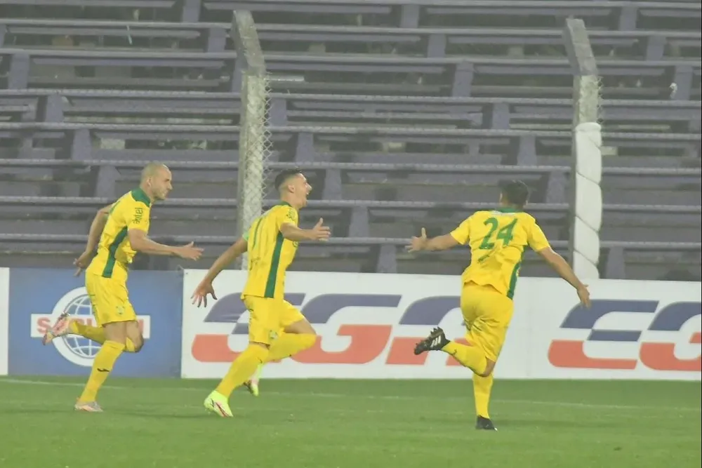 El grito de gol de Maxi Silvera junto a sus compañeros de Cerrito