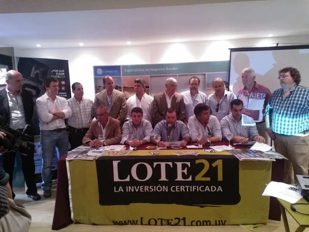 Integrantes de Lote 21 y del banco Comercial ayer en la conferencia