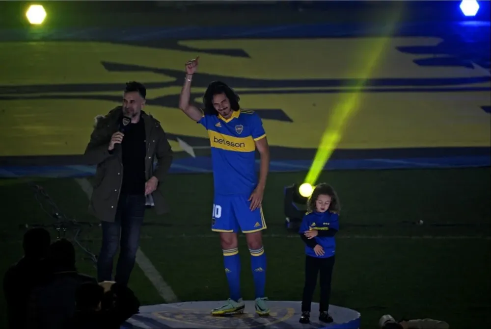 Cavani vestido con el equipo de Boca en su presentación