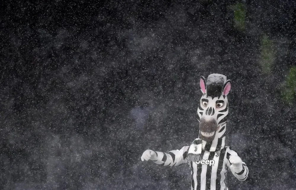 La mascota de Juventus bajo la nieve en Turín