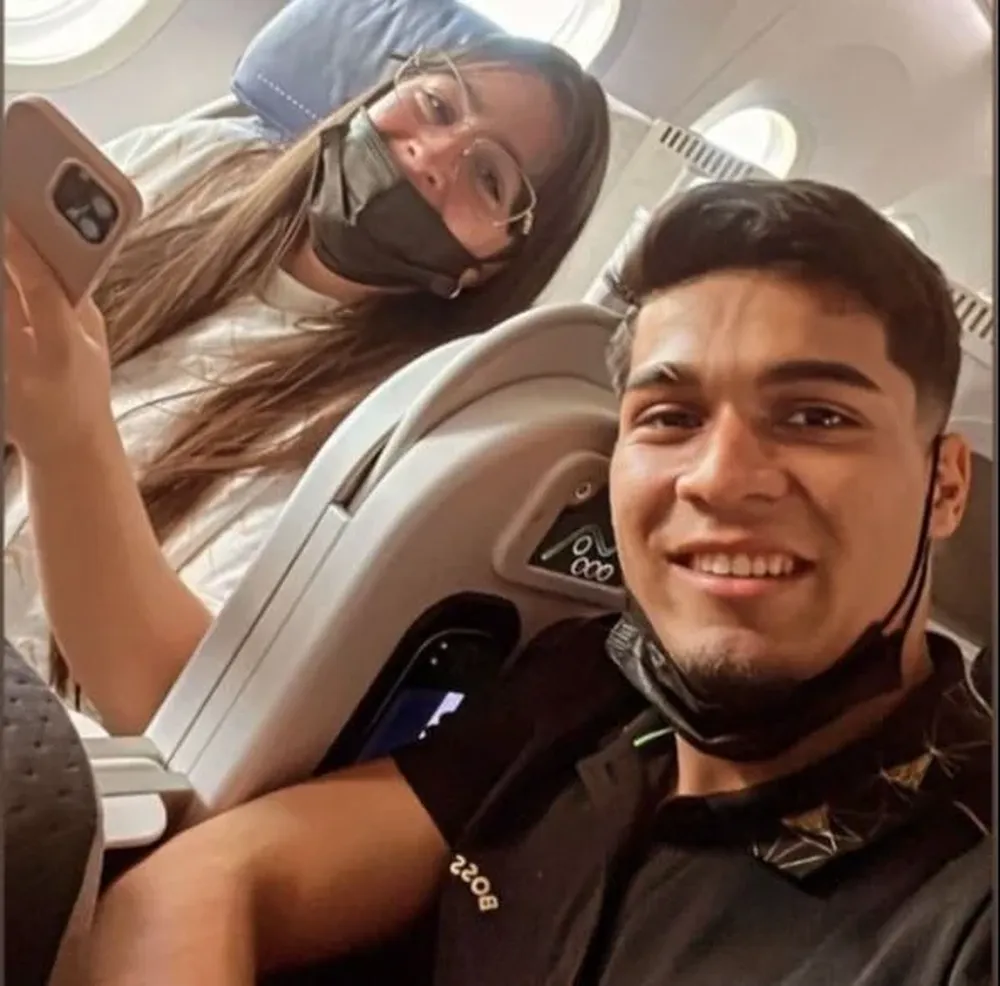 Matías Arezo y su esposa durante el vuelo a Montevideo