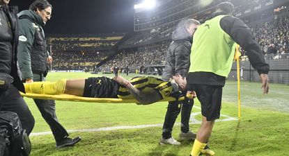 Martín Gianoli es retirado en camilla del Campeón del Siglo en Peñarol vs Wanderers