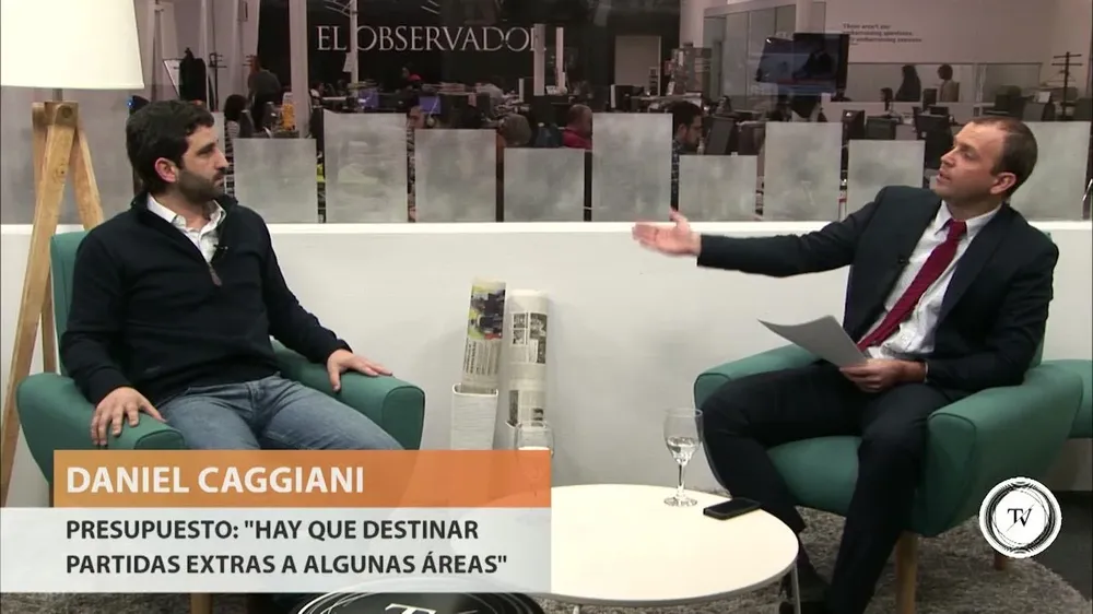 El Movimiento de Participación Popular (MPP) estudia el proyecto de Presupuesto con un grupo de economistas para luego proponer reasignaciones de gastos, dijo el diputado Daniel Caggiani, en entrevista con Mariano López.Caggiani adelantó que el MPP estudia reasignar partidas a la educación, a la red de atención a usuarios problemáticos de drogas y a temas vinculados a la infraestructura educativa.¿De dónde sacarán las partidas? Estamos estudiando. Hay partidas que no se han utilizado, vinculadas al funcionamiento de algunas áreas. Pero tenemos un margen muy acotado porque la mayoría de los ministerios hicieron un esfuerzo importante para no incrementar demasiado el gasto, respondió Caggiani.La propuesta de Constanza Moreira de sacar recursos al Ministerio de Defensa y pasarlos a Educación debe ser estudiada, dijo Caggiani. Haremos una propuesta global acordaba con el Poder Ejecutivo de cómo reorientar recursos sin limitar políticas públicas comprometidas.La entrevista completa, aquí.