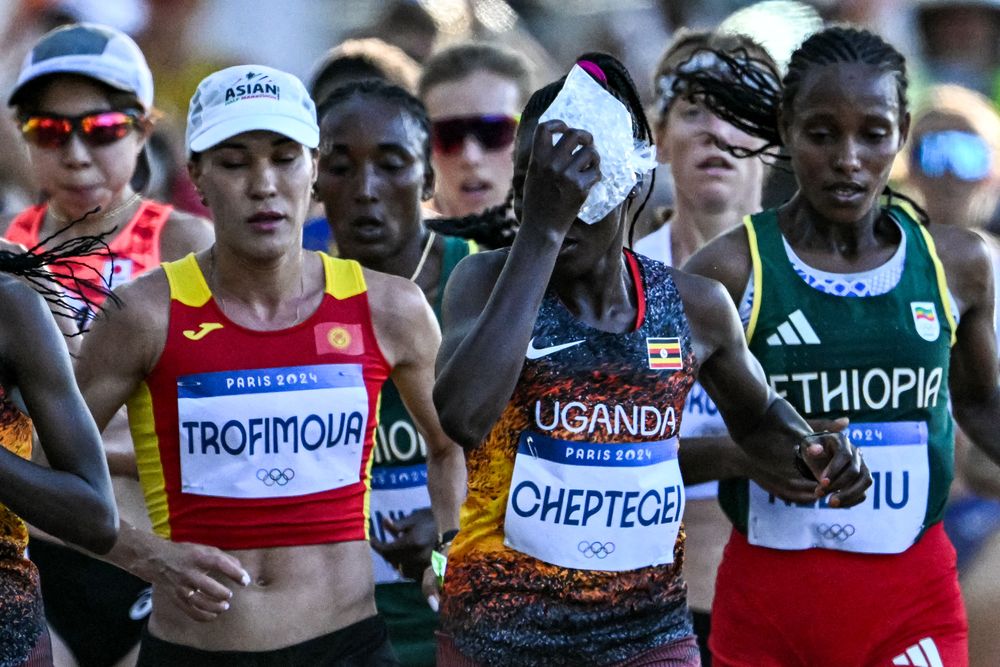 Rebecca Cheptegei, de Uganda, se aplica una bolsa de hielo en la cabeza mientras compite en el maratón femenino del evento de atletismo en los Juegos Olímpicos de París 2024 en París el 11 de agosto de 2024