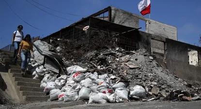 Ante la falta de alternativas para reubicar a miles de familias, sería necesario por lo menos levantar casas de hormigón o cemento y regularizar los asentamientos.