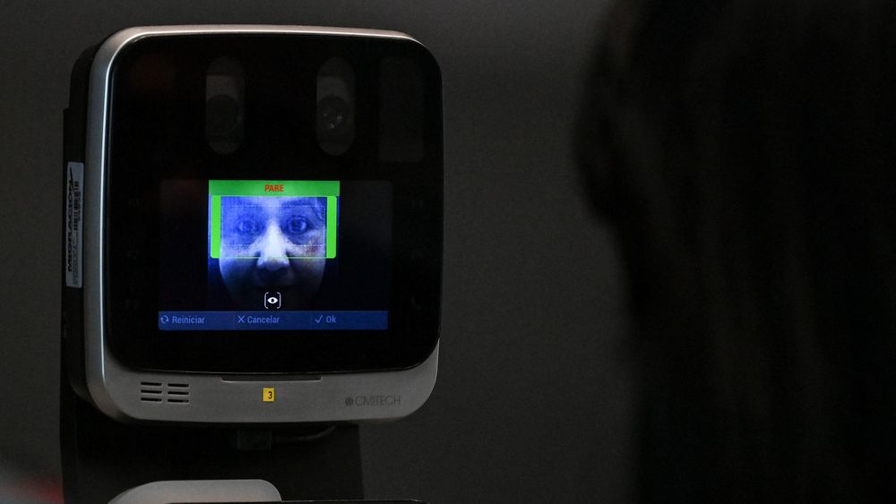 Mejoras como la instalación de sistemas de reconocimiento biométrico han mejorado la eficiencia del Dorado, pero todavía se acusan demoras en migración.