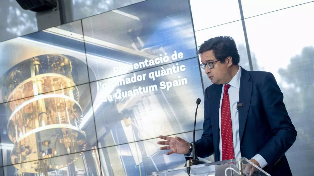 El ministro de Transformación Digital, Óscar López, en la presentación del ordenador cuántico en Barcelona