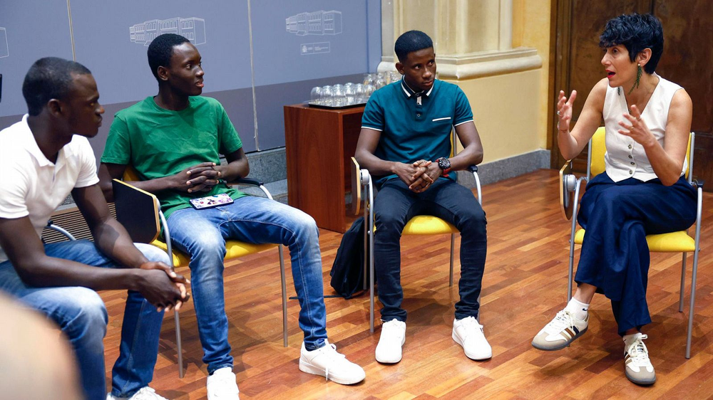 La ministra de&nbsp; Inclusión, Seguridad Social y Migraciones Elma Saiz habla con jóvenes solicitantes de asilo de Mali y Burkina Faso&nbsp;