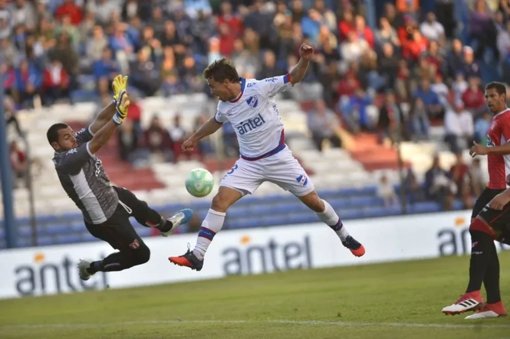 Peligro de gol, garantía en el arco con Nicola Pérez, en Nacional-River