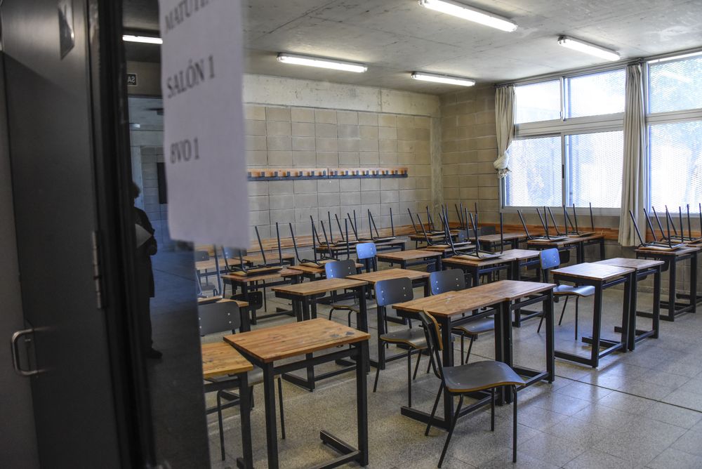 20240304 Comienzo de clases en secundaria, liceos vacios, salon de clase, liceo público, educación. (1).jpg