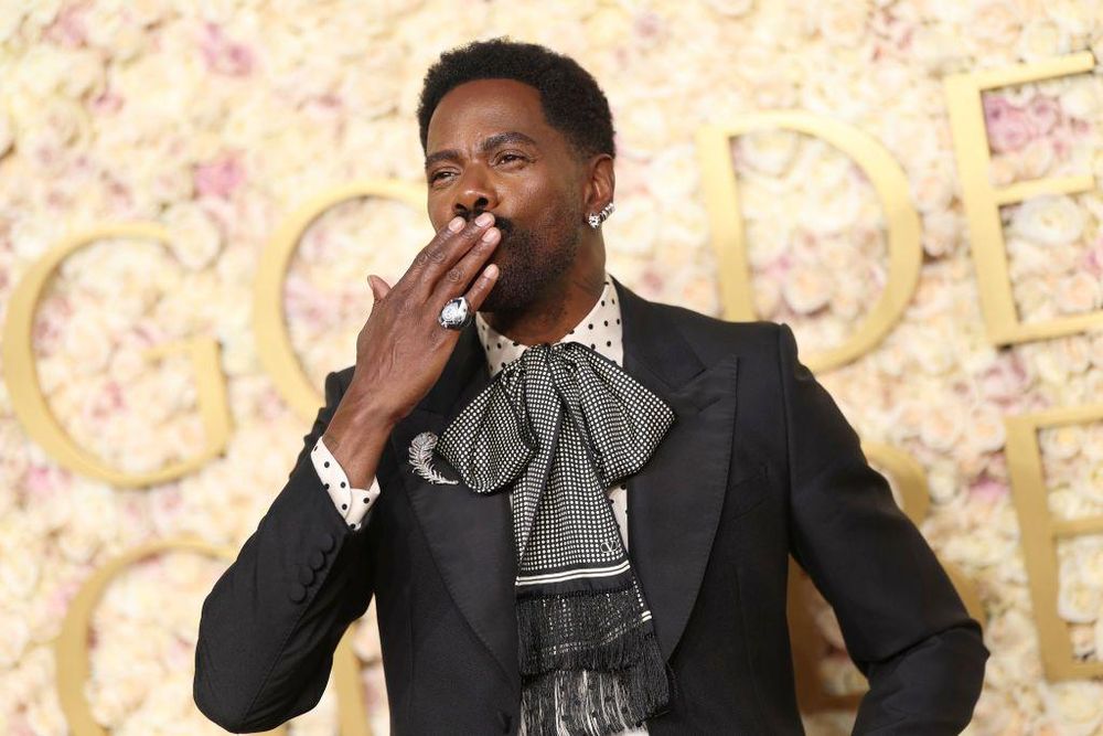 Colman Domingo manda a un beso a los fans en la alfombra roja de los Globos de Oro.