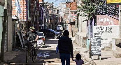 El Observador | 20220925-Pobreza-en-Argentina-Ronaldo-Schemidt-AFP-767x511.jpg
