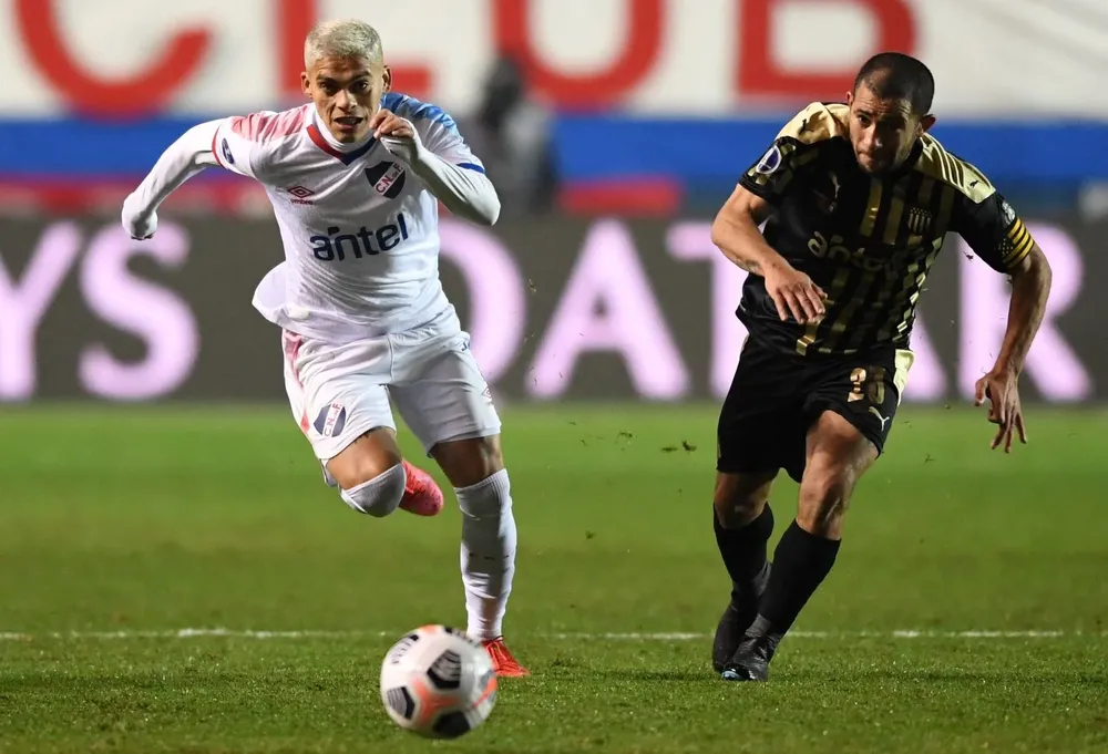Nacional y Peñarol cuando se enfrentaron por la Copa Sudamericana 2021