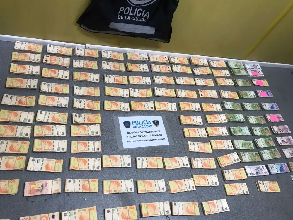 En el partido de Vélez y River secuestraron 10 millones de pesos y mas de 500 entradas