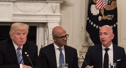 Donald Trump, el CEO de Microsoft Satya Nadella y el fundador de Amazon, Jeff Bezos (R) durante la American Technology Council en la Casa Blanca, en junio del año pasado