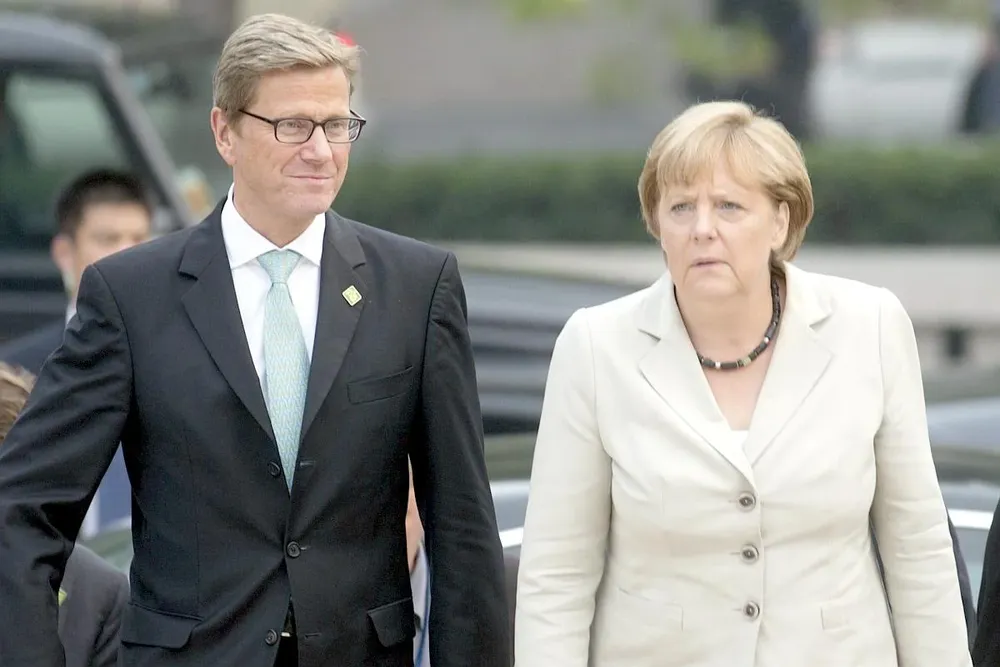 El ministro alemán de Exteriores, Guido Westerwelle, junto a la canciller Angela Merkel