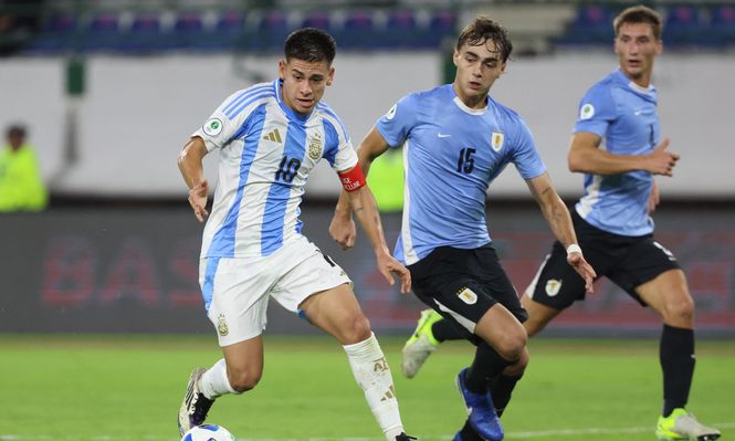 Claudio Echeverri y Alfonso Montero en Argentina vs Uruguay en el Sudamericano sub 20