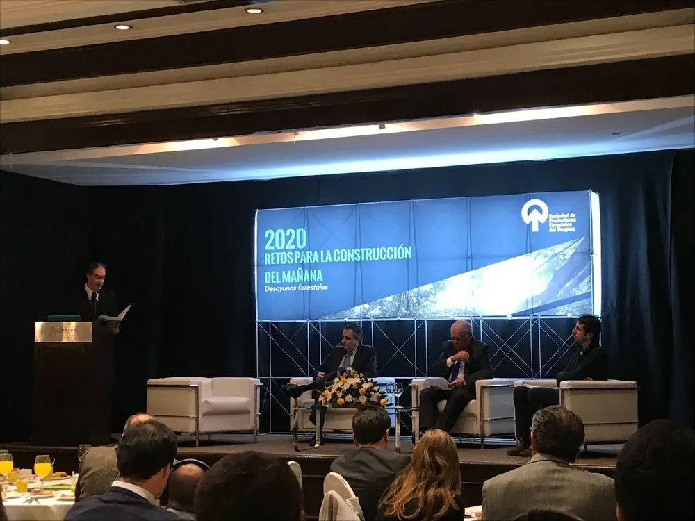 Nicolas Lussich, moderador del encuentro, junto a Carlos Faroppa, Enrique Iglesias y Fernando Isabella.