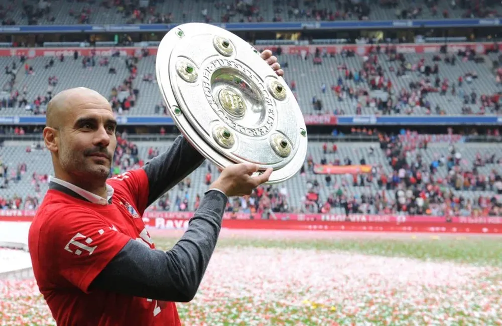Pep Guardiola con el trofeo de la Bundesliga