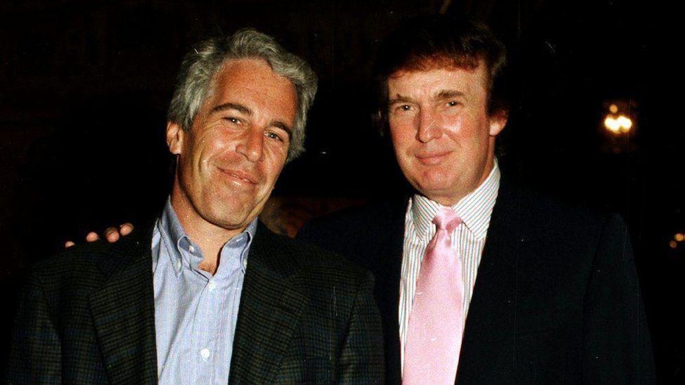 Jeffrey Epstein, a la izquierda, junto a Donald Trump en el club Mar-a-Lago del presidente en Florida en 1997.