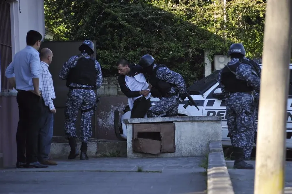 El Pato Feo al momento de ser trasladado al juzgado de Toledo, donde declaró por el robo a la sucursal del Banco República en Sauce. 