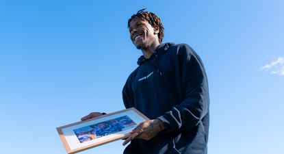 El Observador | Abel La Joya Hernández, jugador de Liverpool Football Club sosteniendo su premio de Fútbolx100