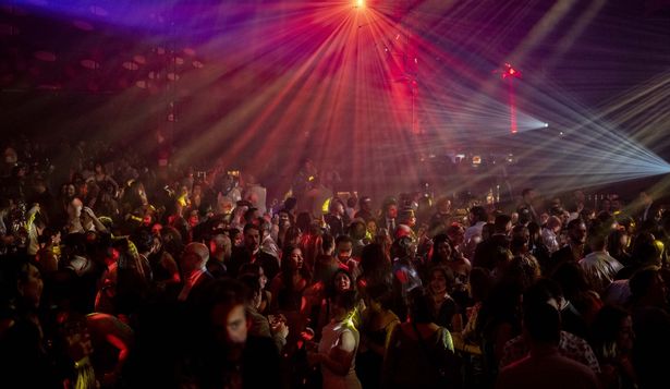 La Comunidad de Madrid autoriza seis macrofiestas de Nochevieja con aforo de casi 4.550 personas