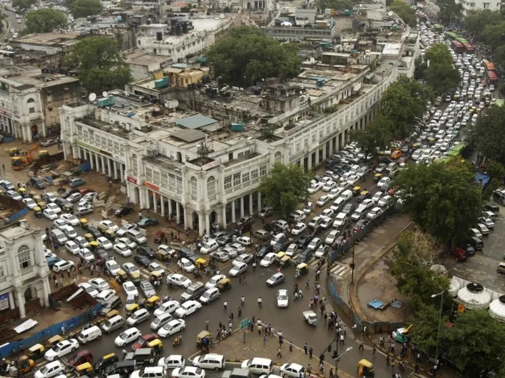 Las calles de India atestadas de tráfico tras el corte de luz y las lluvias en Nueva Delhi