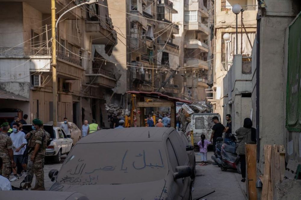 El barrio Basta, en Beirut, con un mensaje escrito en el polvo que cubre el vidrio de un auto alaba a Hassan Nasrallah, el líder de Hezbolá asesinado en septiembre del 2024.