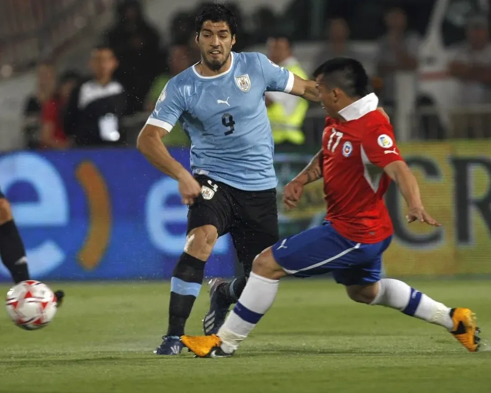 Luis Suárez ante Gary Medel
