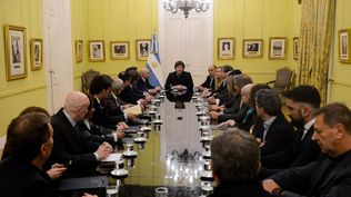 Javier Milei firmó el veto a la ley de jubilaciones y recibió a los jefes de los bloques aliados para acordar una estrategia legislativa