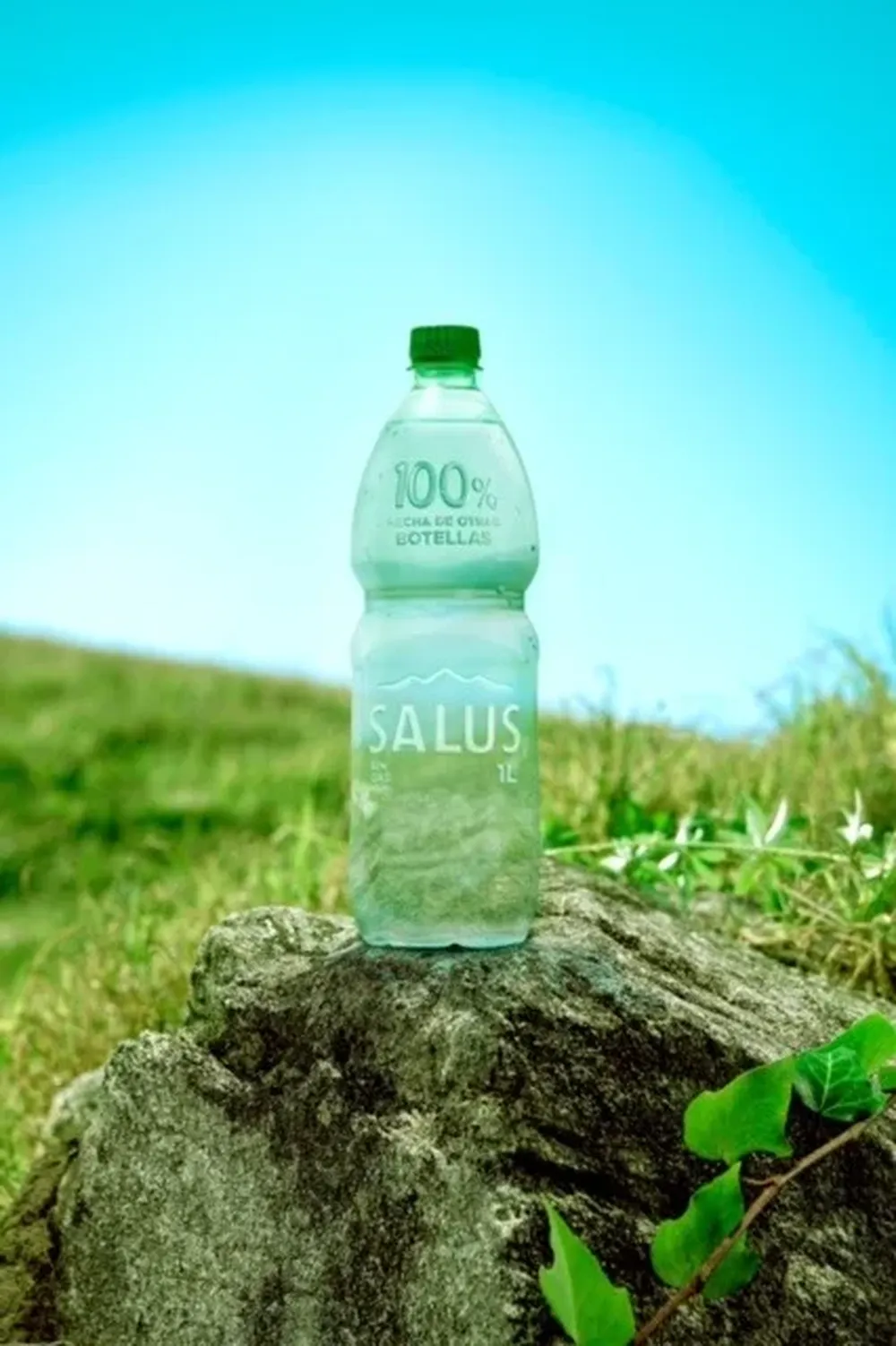 El envase de 1 litro de agua elaborado 100% con plástico reciclado de otras botellas.