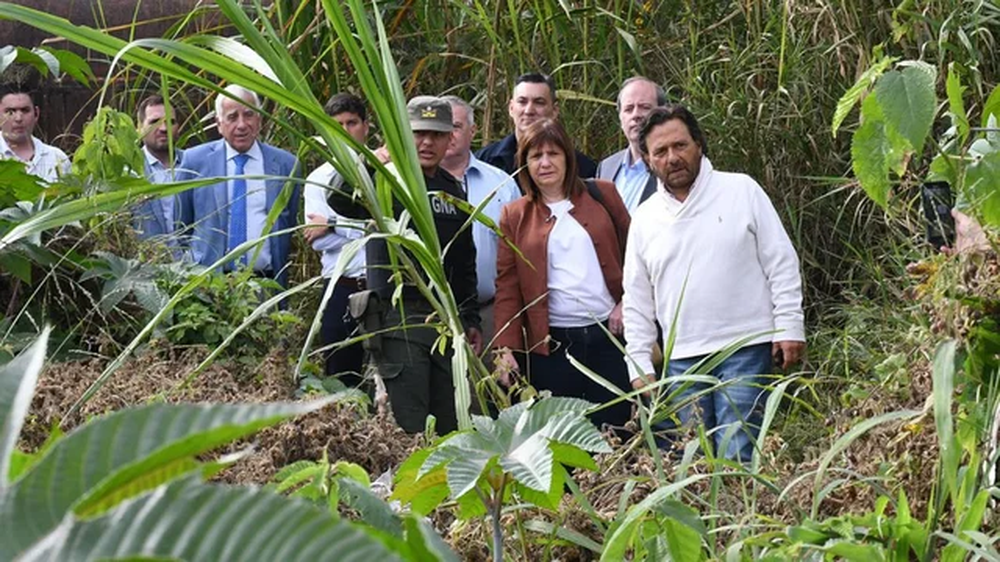 La ministra de Seguridad, Patricia Bullrich, y el gobernador Gustavo Sáenz, durante una visita a Aguas Blancas.