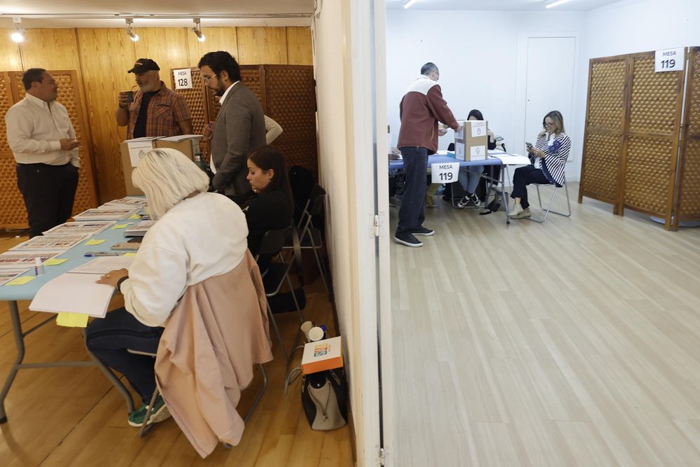 Los argentinos residentes en Madrid votan para las elecciones legislativas que se celebran en el país, este domingo, en unos comicios en los que se renovará la mitad de la Cámara de Diputados y un tercio del Senado y que se presentan como un plebiscito sobre los dos primeros años del Gobierno de Javier Milei.&nbsp;