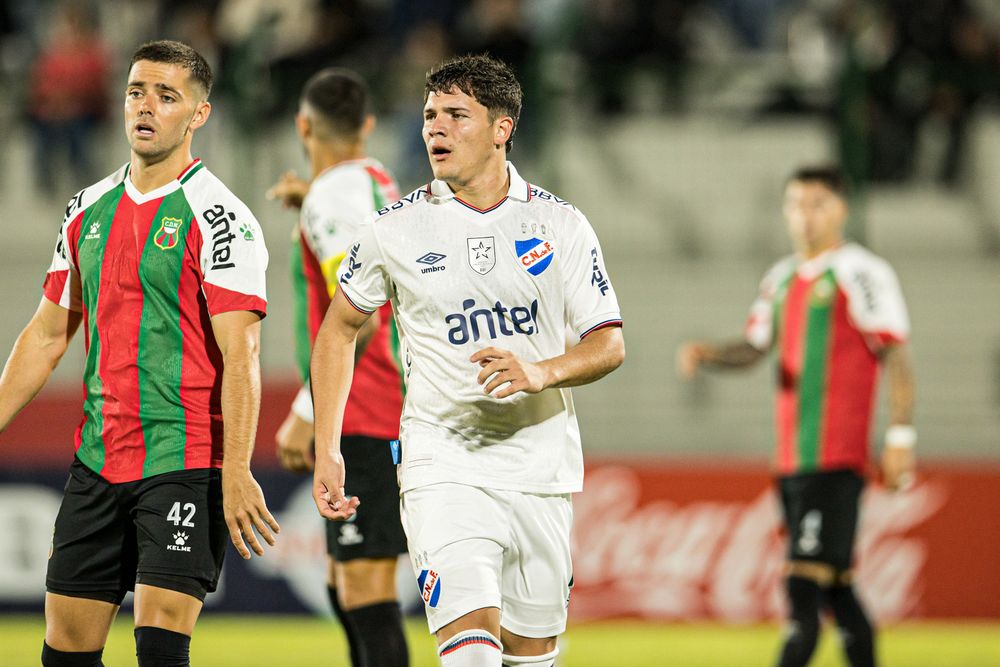 Joaquín Fernández y Pavel Núñez en el partido entre Deportivo Maldonado y Nacional