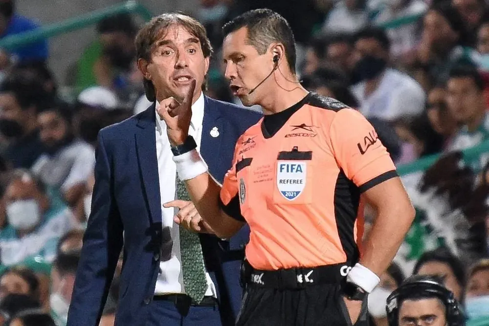 Guillermo Almada fue destituido de Santos Laguna en México