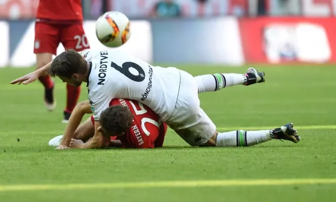 Borussia Mönchengladbach empató ante Bayern Múnich que deberá esperar una semana para lograr el título de Bundesliga