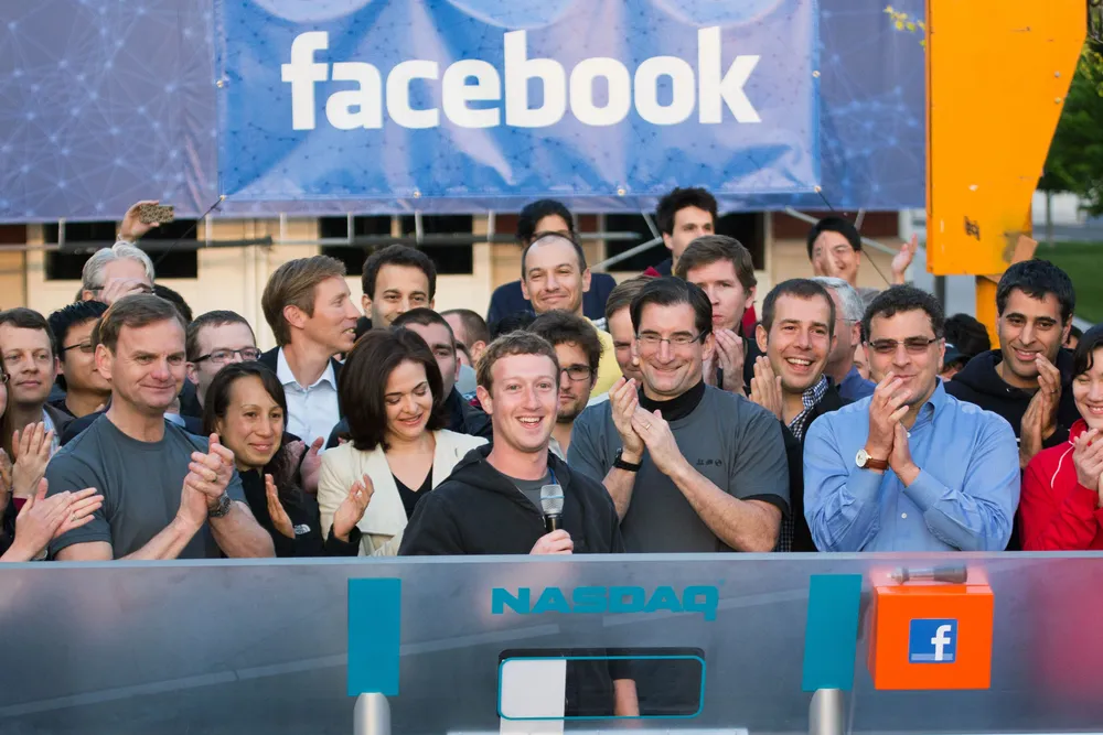El fundador y CEO de Facebook Mark Zuckerberg toca la campana de apertura en Nasdaq desde las oficinas en Menlo Park, hace un año