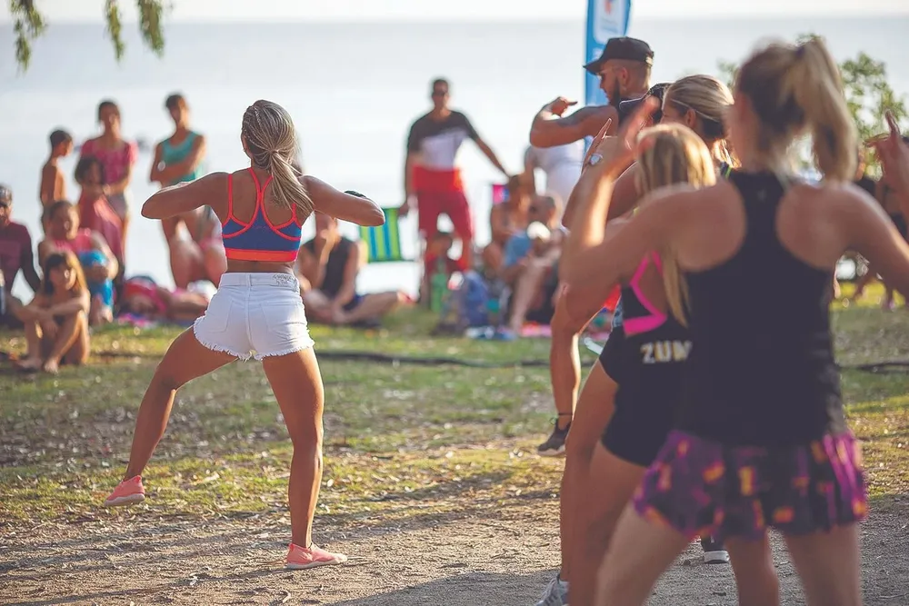 Clases abiertas de zumba en plena rambla
