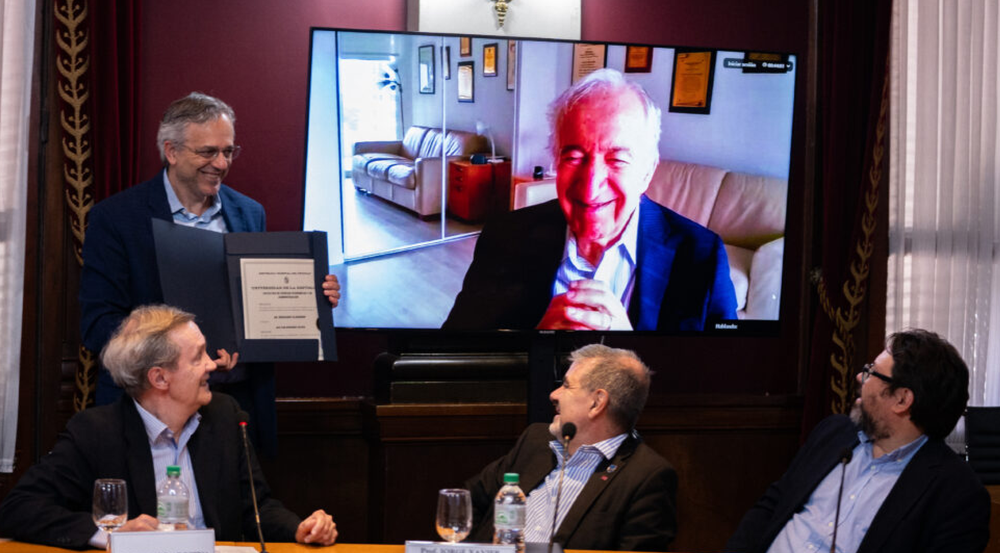 En la última semana, Kliksberg obtuvo el reconocimiento doctor honoris causa por la Universidad de la República (Udelar).