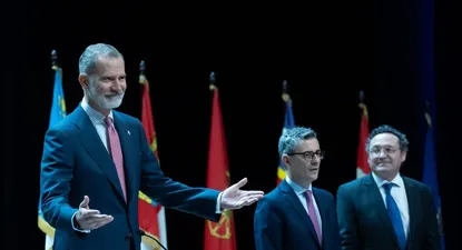 El Rey Felipe VI, el ministro de la Presidencia, Justicia y Relaciones con las Cortes, Félix Bolaños, y el fiscal general del Estado, Álvaro García Ortiz, durante el acto de entrega de los despachos a 160 nuevos jueces.