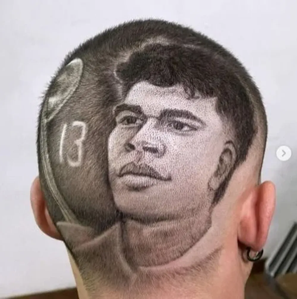 El corte de pelo con la imagen de Alan Matturro y la reacción del zaguero