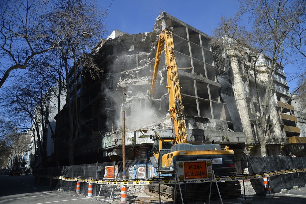 Comenzó la demolición del esqueleto de edificio en San José y Florida