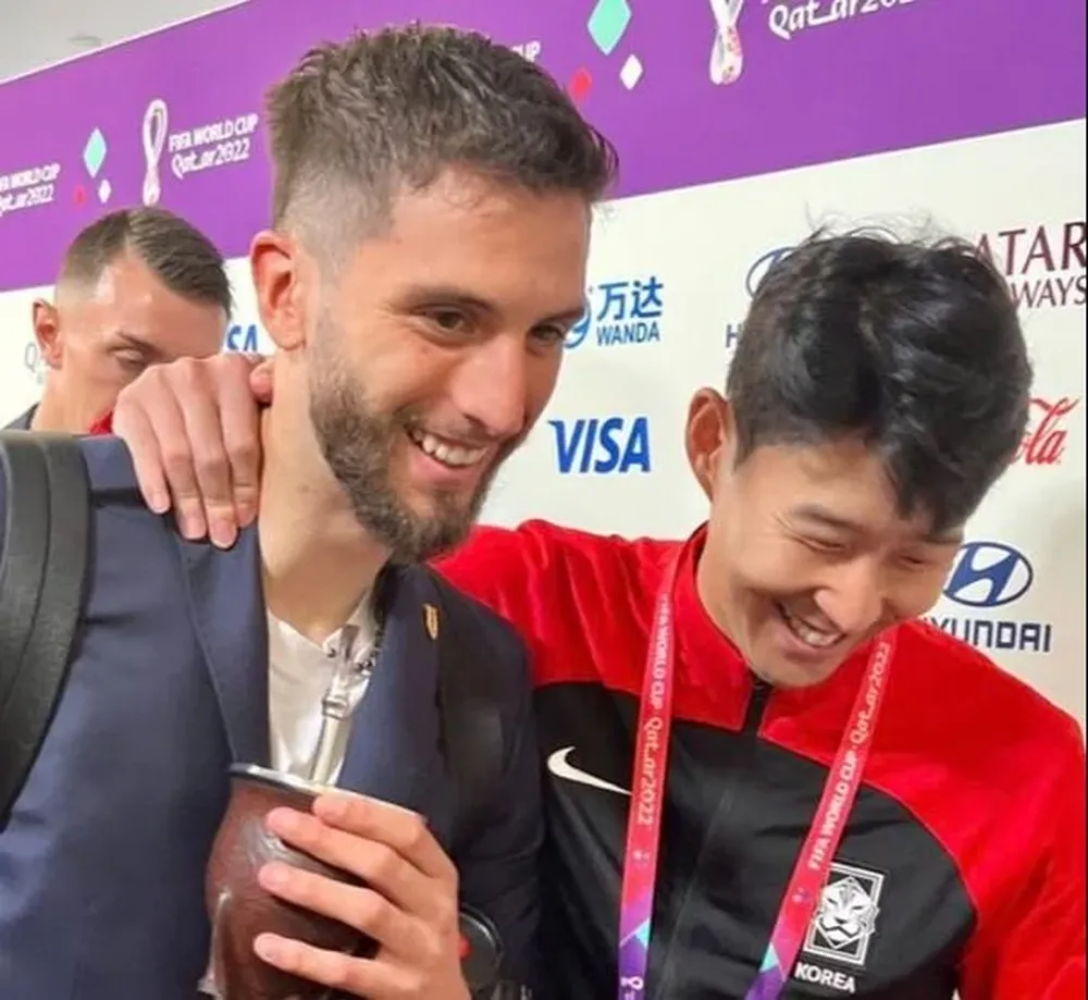 Rodrigo Bentancur y el coreano Son