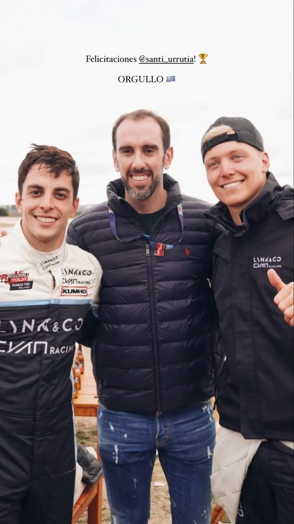 Diego Godín fue a celebrar el triunfo de Santiago Urrutia en el Autódromo de El PInar